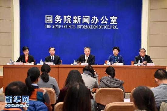 2月7日，國務(wù)院新聞辦公室在北京舉行國務(wù)院政策例行吹風(fēng)會(huì)，發(fā)展改革委、教育部、財(cái)政部、衛(wèi)生計(jì)生委有關(guān)負(fù)責(zé)同志和國務(wù)院新聞辦新聞發(fā)言人出席，介紹2016年人大代表建議和政協(xié)委員提案辦理相關(guān)情況，并答記者問。新華社記者 李鑫攝